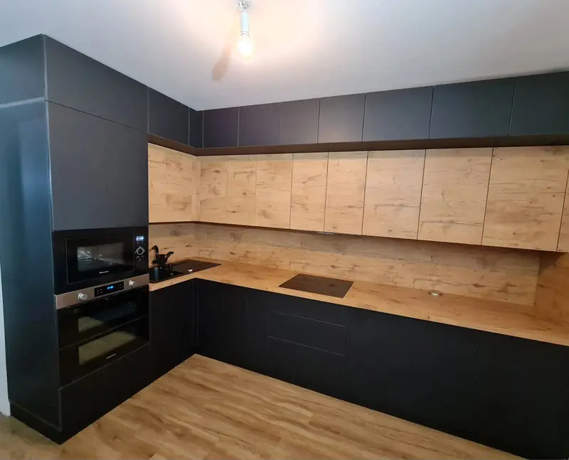 Cuisine sur mesure noire avec plan de travail et crédence effet bois