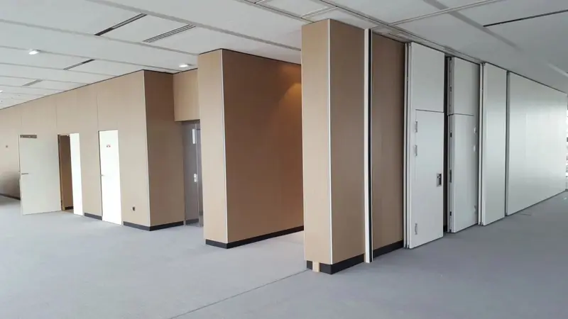 Agencement professionnel d'un local avec cloisons et portes en bois