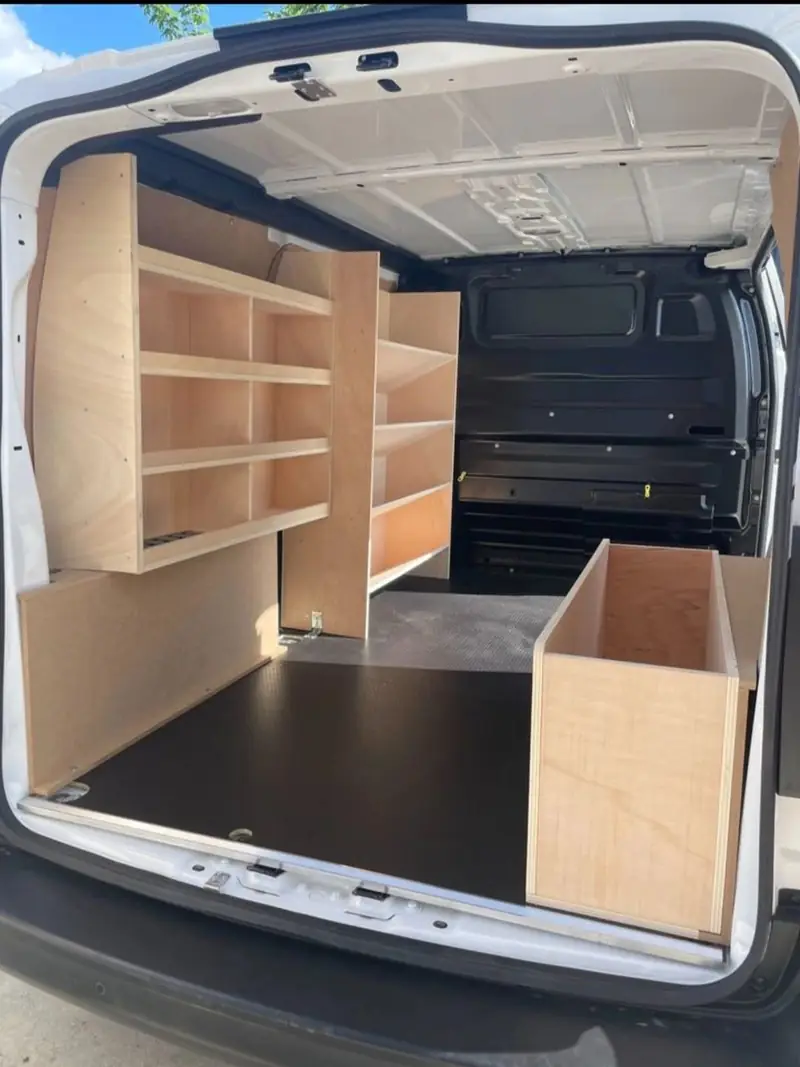 Aménagement intérieur en bois d'un véhicule utilitaire avec étagères