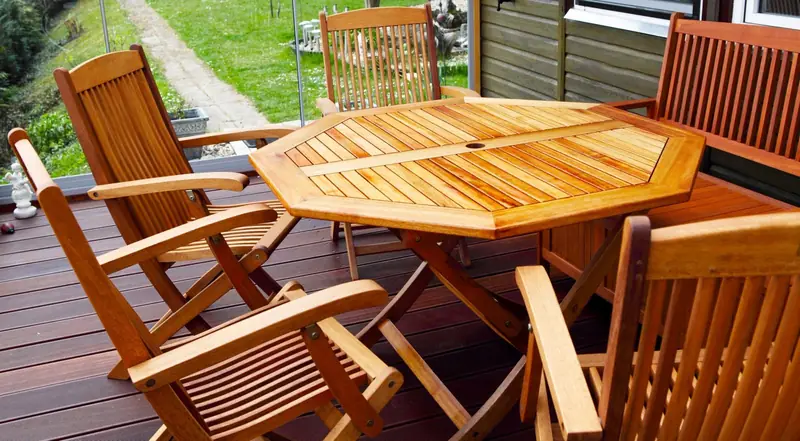 Table et chaises de jardin en bois