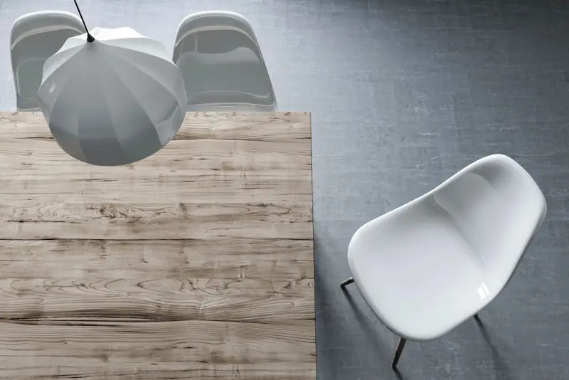 Chaise design blanche devant une table en bois brut