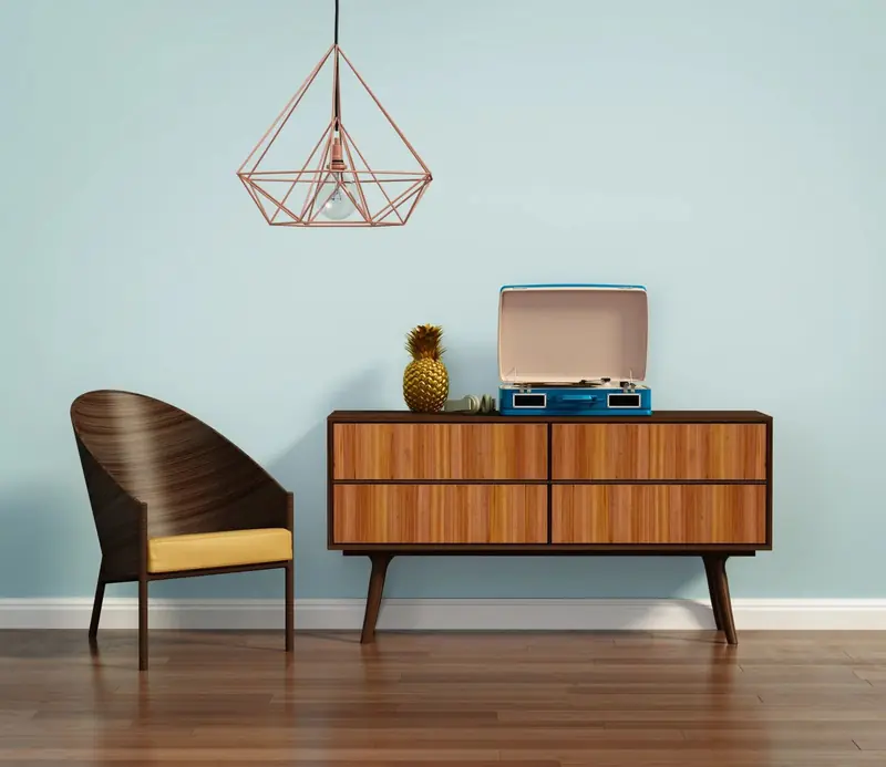 Fauteuil en bois et buffet vintage avec tourne-disque