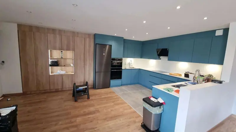 Cuisine bleue et bois réalisée sur mesure